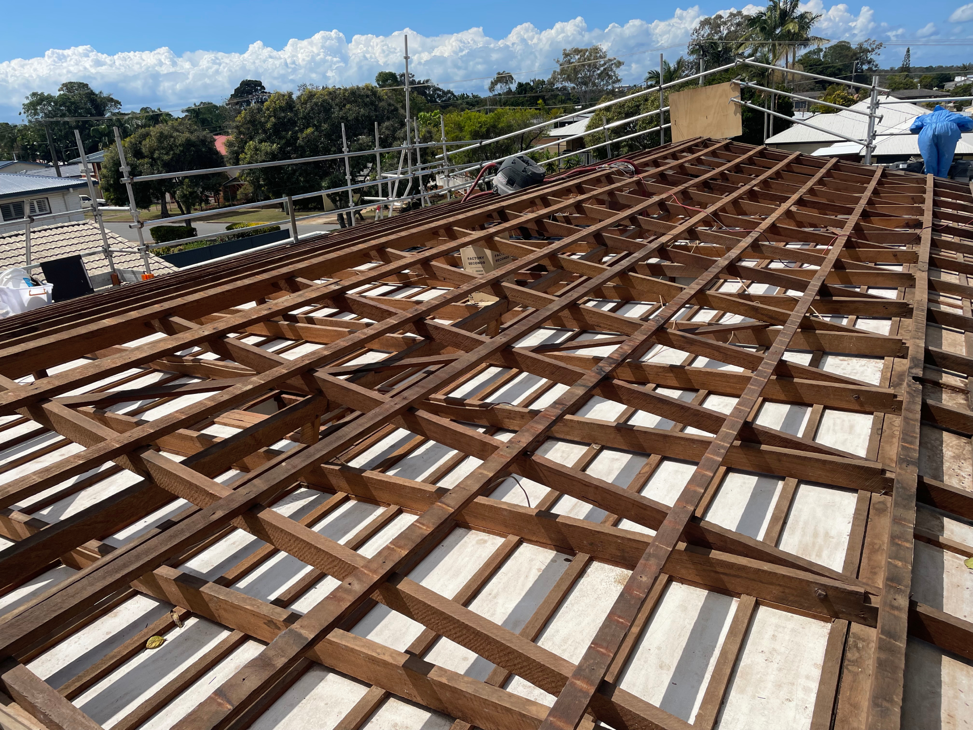 roofing removals Non-friable asbestos roofing removal by Irwin Services A-class licensed team Brisbane